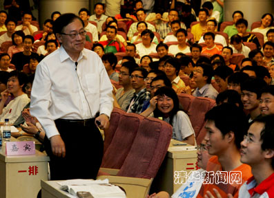 //news.gqwm8.org/pic/2010/02/05/姚期智给学生们讲课.jpg